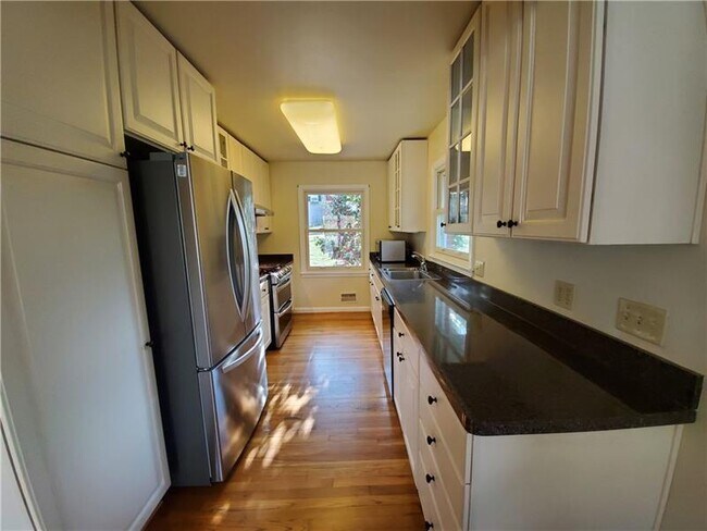 Building Photo - 613 Clairmont Cir