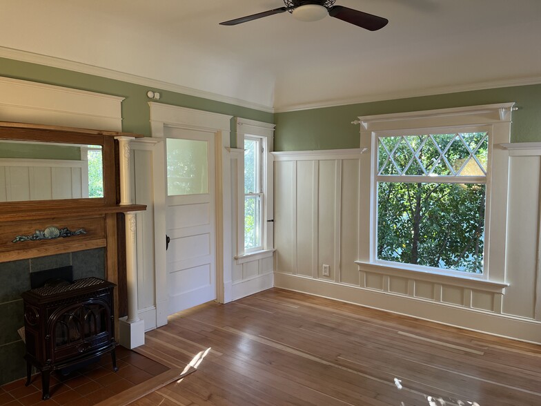 Living room - 305 Mission St