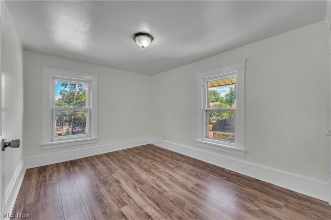 Building Photo - 1296 W Wilbeth Rd