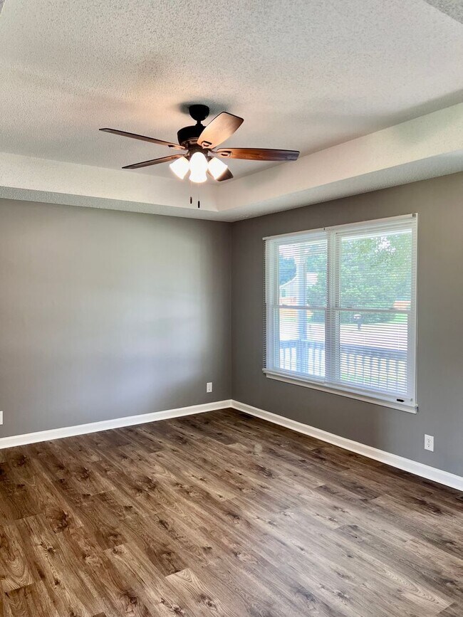 Building Photo - 3 Bedroom Home in Woodlawn Available Now!