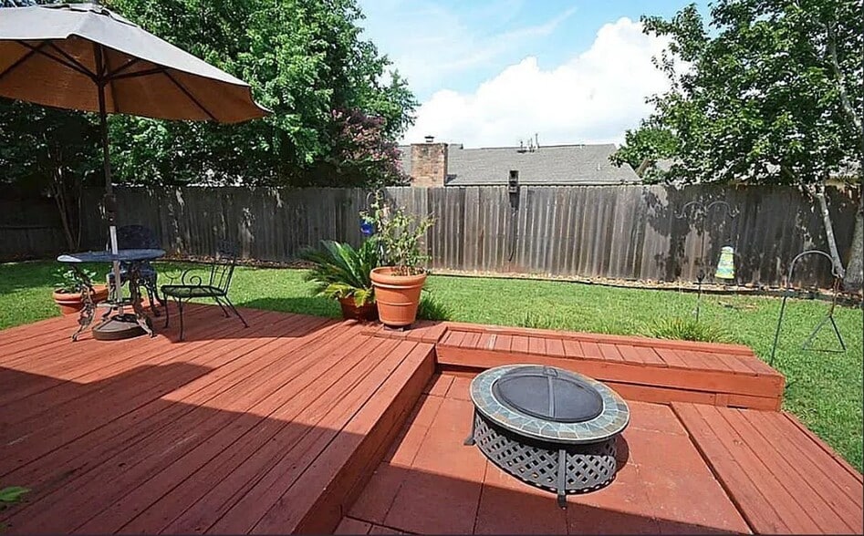 Building Photo - 3023 Mosby Dr