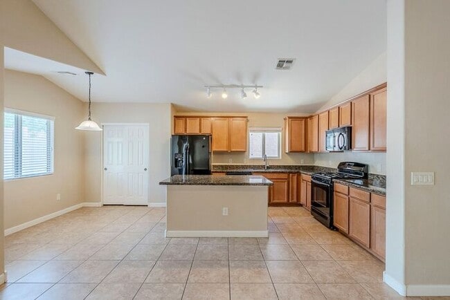 Building Photo - Bright & Airy 4-Bedroom in Willow Ridge Co...