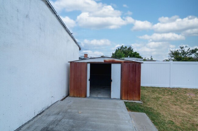 Building Photo - 2033 E Garvey Ave N