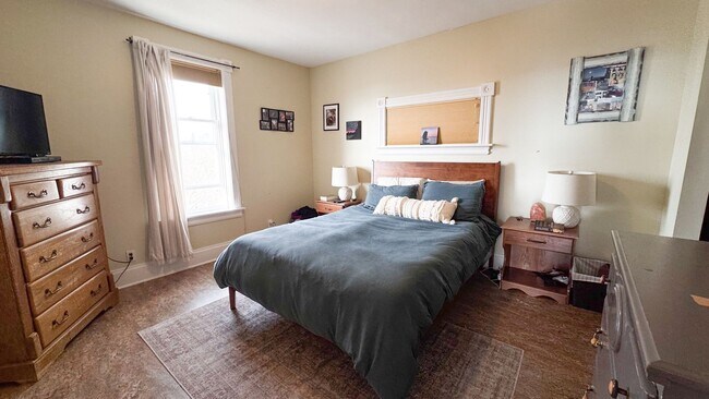 Building Photo - 1712 W 3rd St