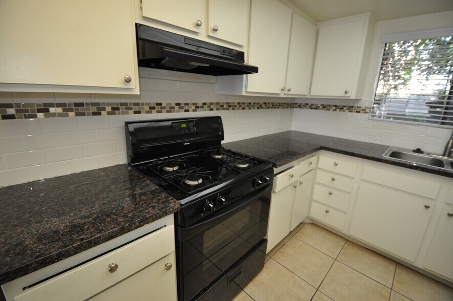 Building Photo - 2119 Elsinore St