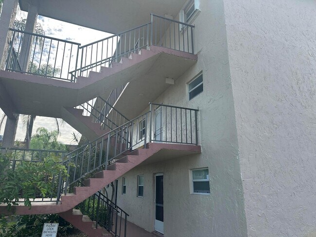 Building Photo - 715 Lori Dr