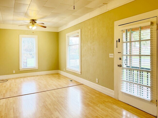 Building Photo - Darling 2 Bedroom Home in Hasley!