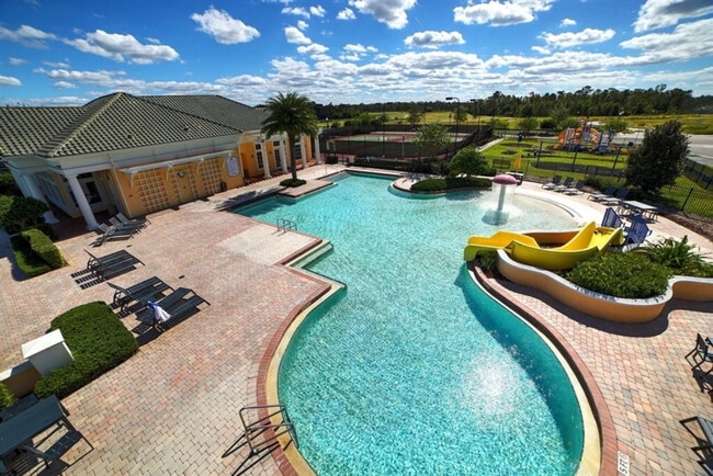 Building Photo - 2305 Victoria Dr