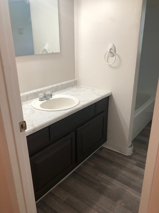 Building Photo - 3 Bedroom, 1 Bathroom Unit in Duplex for Rent