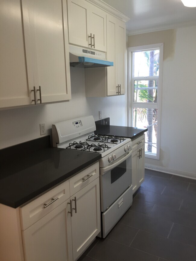 Building Photo - 3400 Club Dr