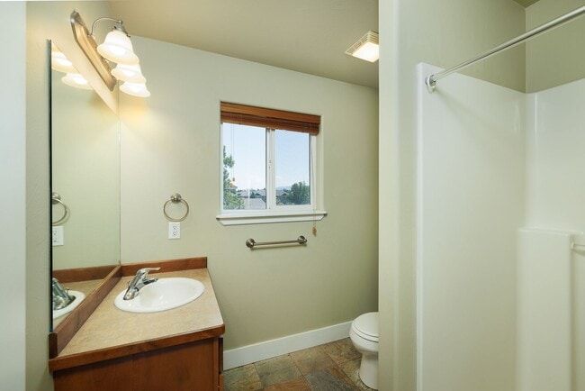 Building Photo - Beautiful 2 bed, 2 1/2 Bath Walk up Condo