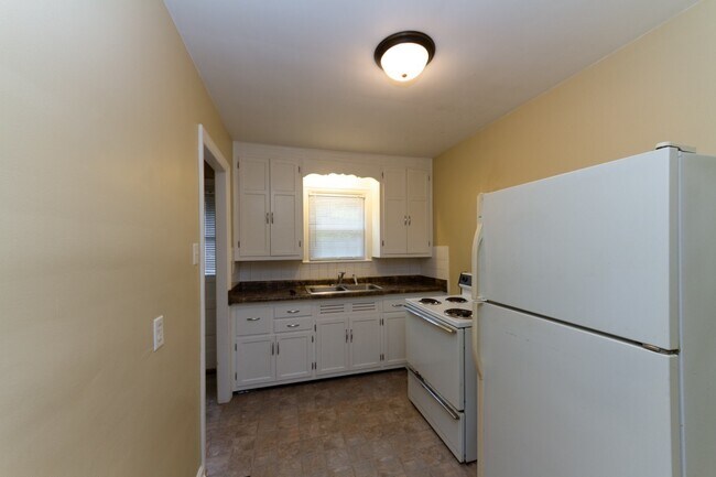 Building Photo - 1 bed 1 bath. Located in desirable Christi...