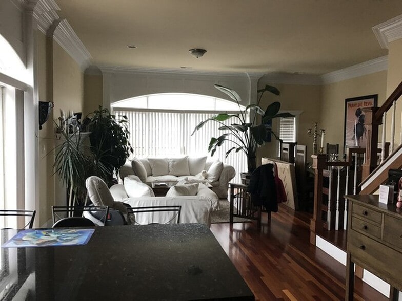 Building Photo - 924 W Cornelia Ave