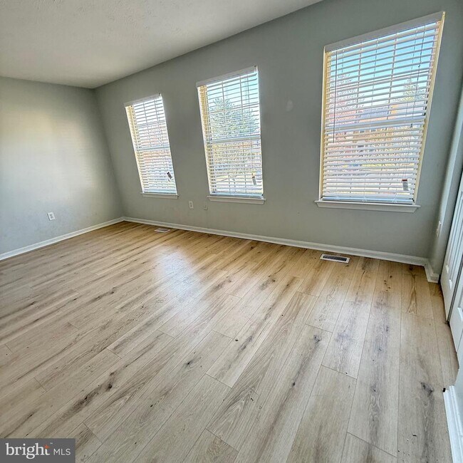 Building Photo - 2423 W Rosecroft Village Cir