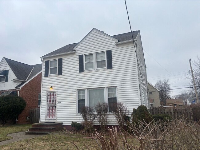 Building Photo - Move-In Ready 3BR Home w/ Fireplace, Garage & Basement – Cleveland