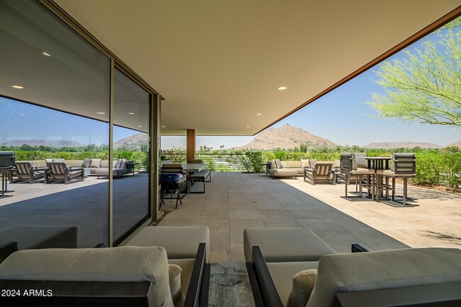 Building Photo - 7117 E Rancho Vista Dr