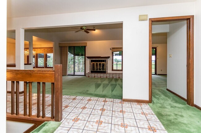 Building Photo - Charming home with Golf Course Views!!!