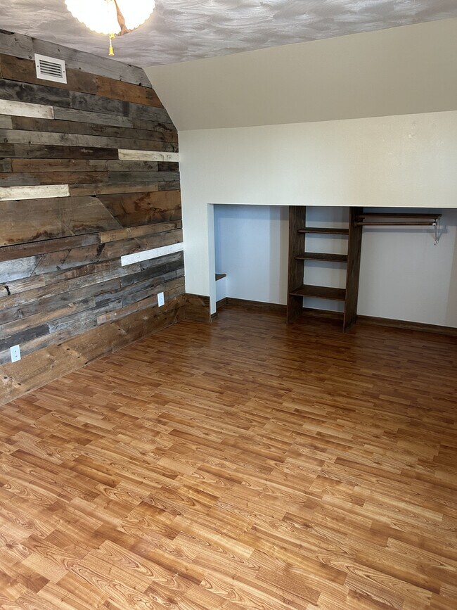 Building Photo - 492 Thomsen Ave