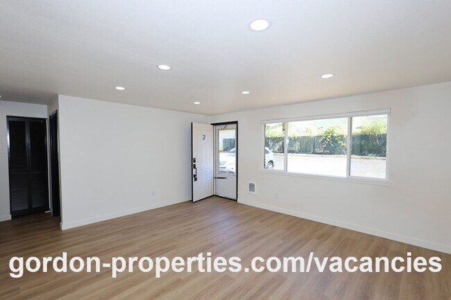Building Photo - SE Tolbert St - Newly renovated Clackamas 2 bedroom unit