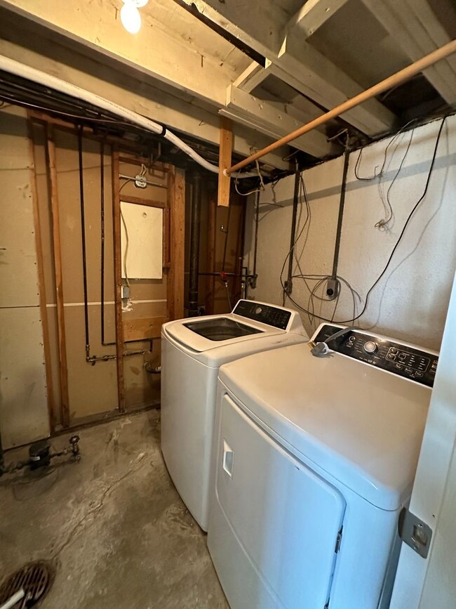 Building Photo - 4bed Rental June 2026