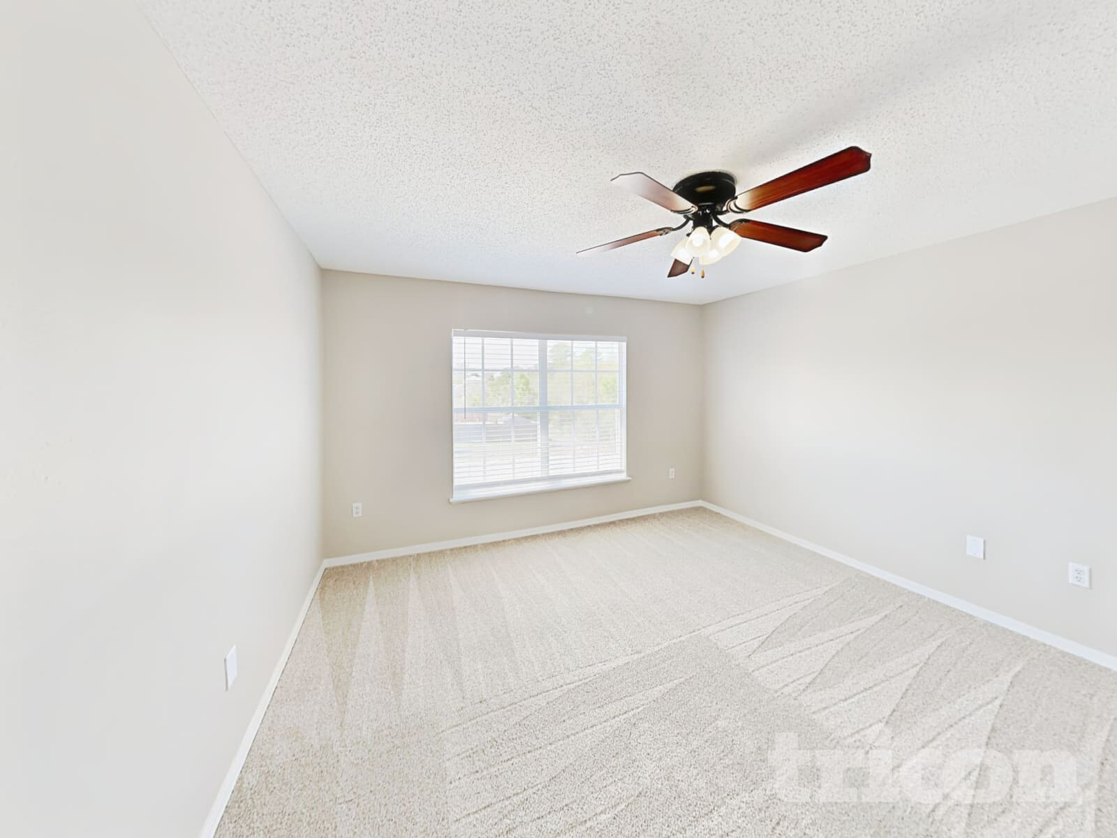 Building Photo - 13561 Linden Dr