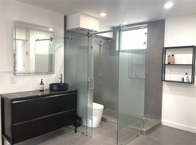 Building Photo - 2861 Leonard Dr