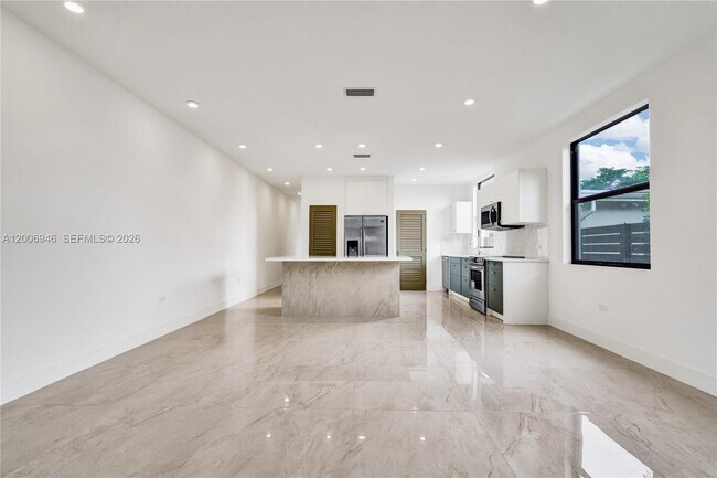 Building Photo - 2887 SW 33rd Ave