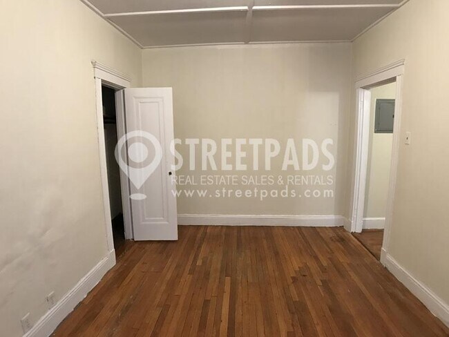 Building Photo - bedroom in Boston MA 02215