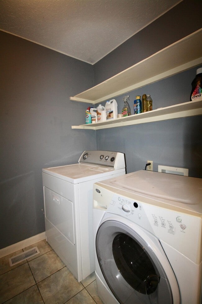 Building Photo - 520 N Hale St