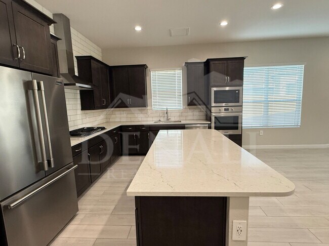 Building Photo - 6010 E Quail Ave