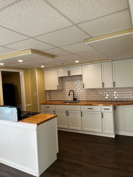 Building Photo - 444 Main St