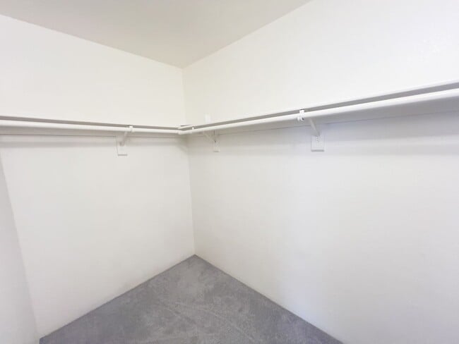 Building Photo - 2 Bed and 2 Bath Condo – Prime West Las Vegas Location!