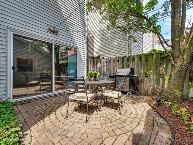 Building Photo - Rarely available single family home for rent in the Southport Corridor!