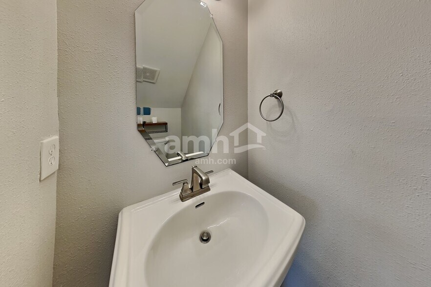Building Photo - 14006 Honey Bee Ct