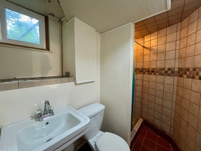 Building Photo - One Block to Lake Washington, Available Aug 1st