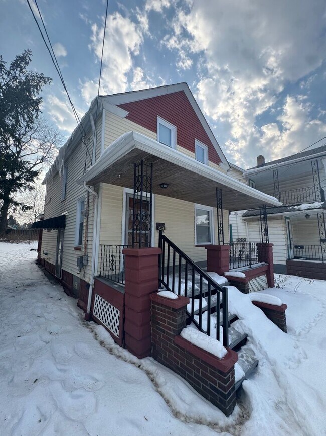 Building Photo - Well-Maintained 3-Bedroom Single-Family Home – $1,450 Rent | Cleveland