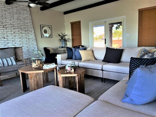 Building Photo - 602 N Shore Dr E