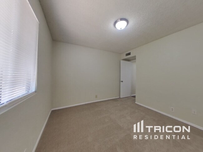Building Photo - 8921 W Echo Ln