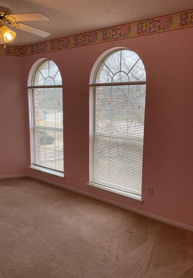 Building Photo - 1701 Tanglewood Dr