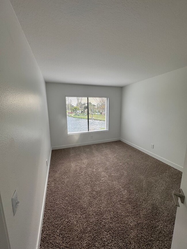 Building Photo - Condo with Amazing Lake View!