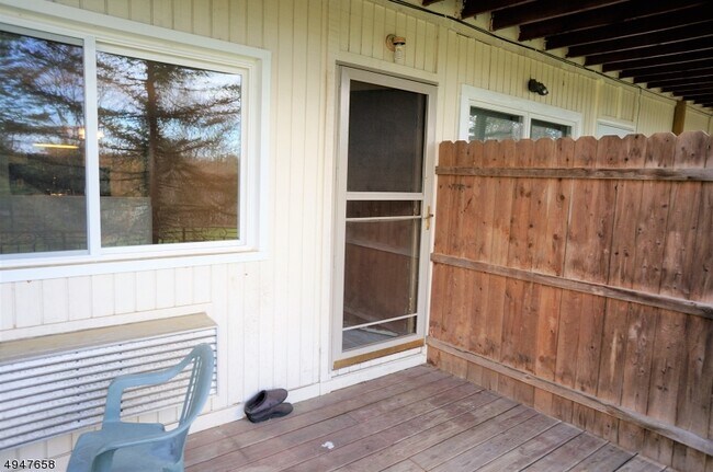 Building Photo - 102 Hemlock Hill