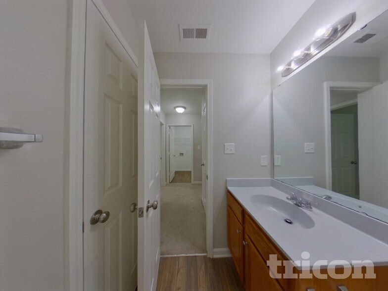 Building Photo - 3033 Salmon River Dr