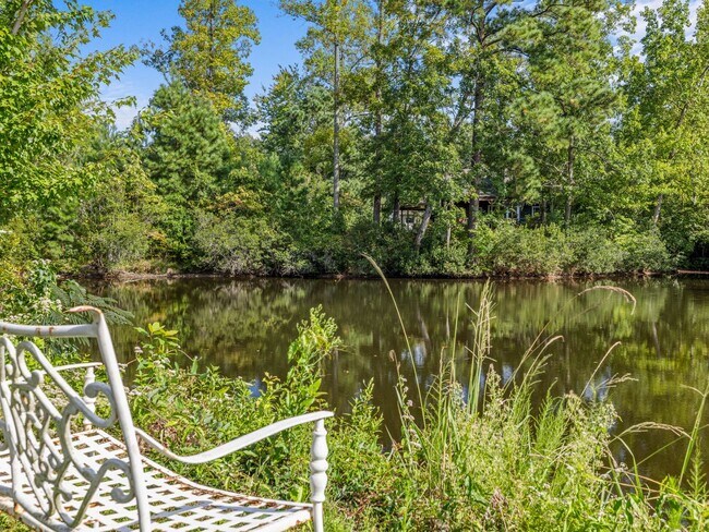 Building Photo - Beauty by the Water!