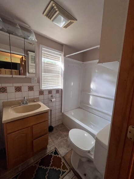 Building Photo - 824 Meadow Ave