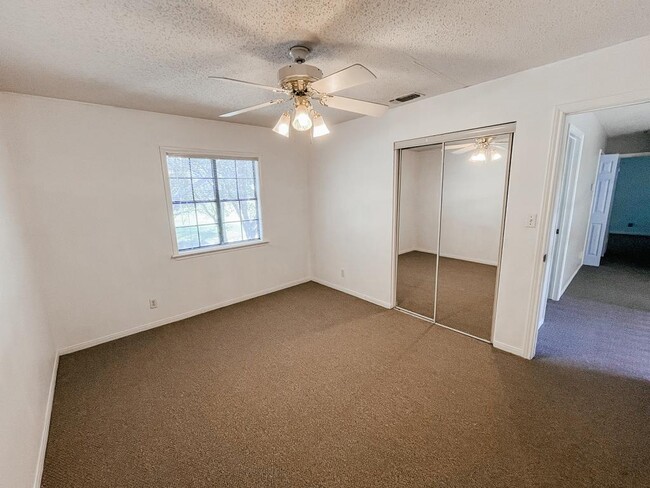 Building Photo - 418 Charleston Dr