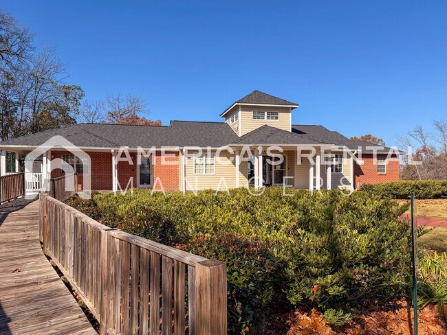 Building Photo - Inverness Area Living: Utilities Included plus Pool Access