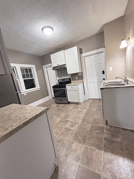 Building Photo - 1917 N Newton Ave