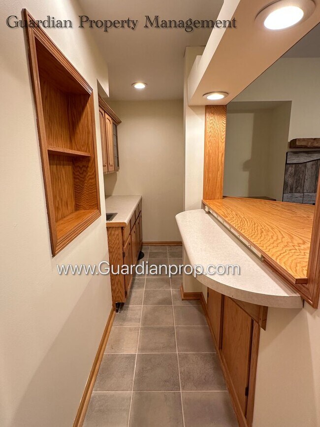 Building Photo - Well Maintained Prior Lake SFH, Large Deck, Fireplace, 2 Car Attached Garage