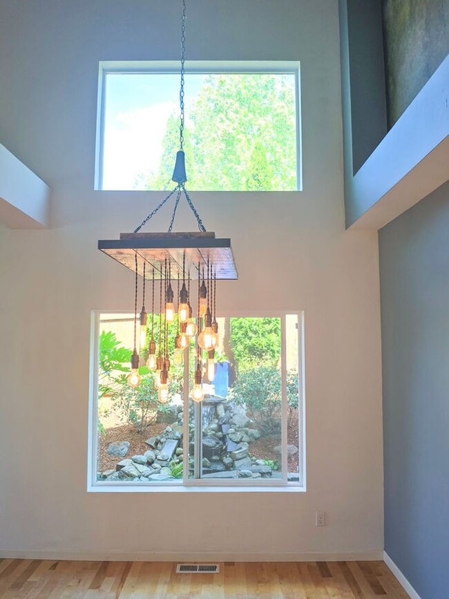 Building Photo - Gorgeous 4 Bedroom Lake Stevens Home in Cr...