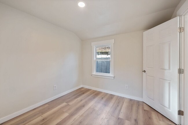 Building Photo - Beautiful Unit in the Heart of Bend!